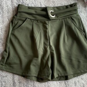 Highwaist polyester short Olive gree with belt detail